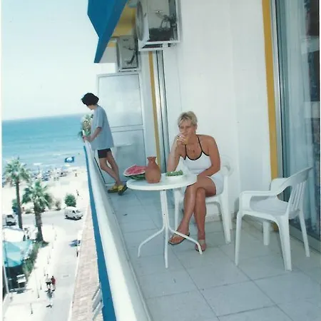 Апартаменты Palm Sea Beach Holiday Suites And Ларнака