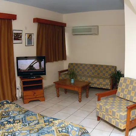Palm Sea Beach Holiday Suites And Ларнака